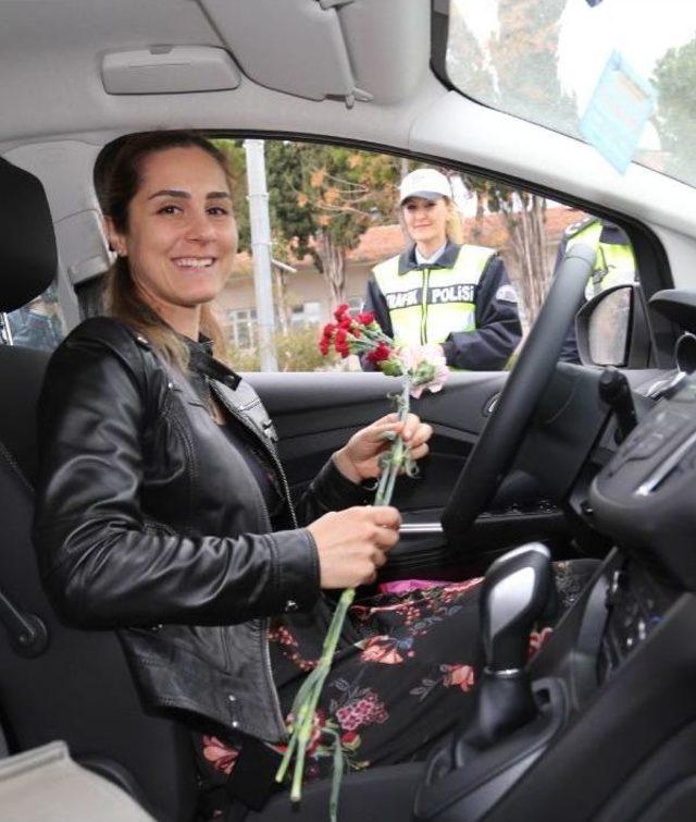 Polis Ceza Için Değil, Çiçek Vermek Için Durdurdu