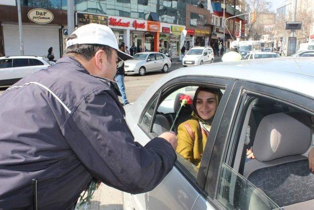 Kadın Sürücülere Ceza Makbuzu Yerine Karanfil