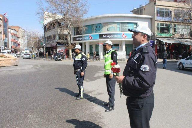 Kadın Sürücülere Ceza Makbuzu Yerine Karanfil