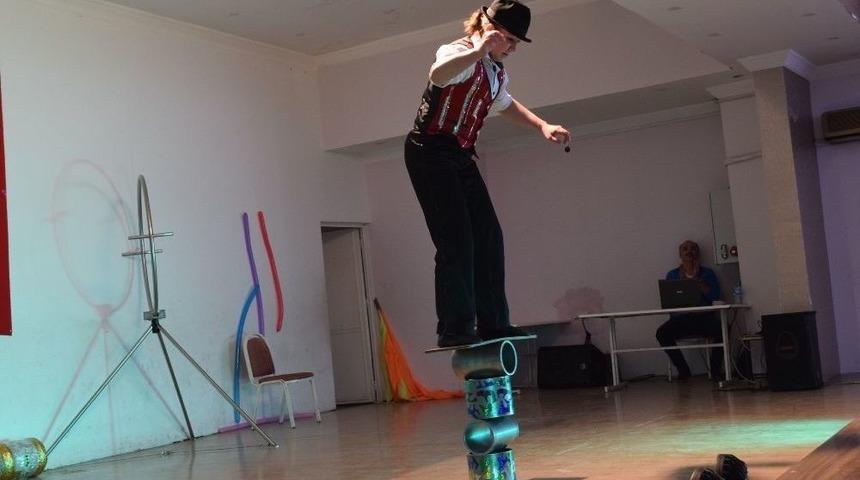 Dev Piton &Ccedil;ocukların Arasında