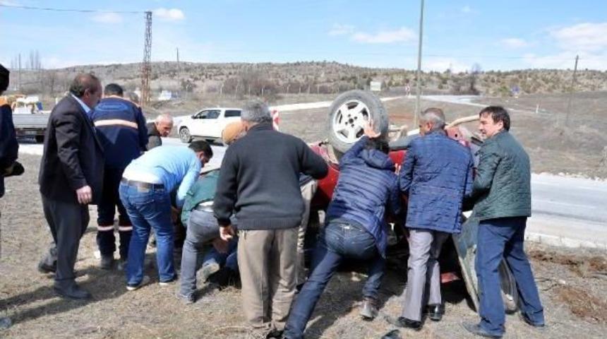 Ters D&ouml;nen Aracın Altında Kalan S&uuml;r&uuml;c&uuml;y&uuml; Kurtarmaya Vatandaşın &Ccedil;abası Yetmedi