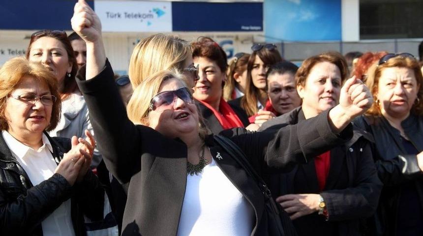 Kadınlar Anıta &Ccedil;elenk Sundu