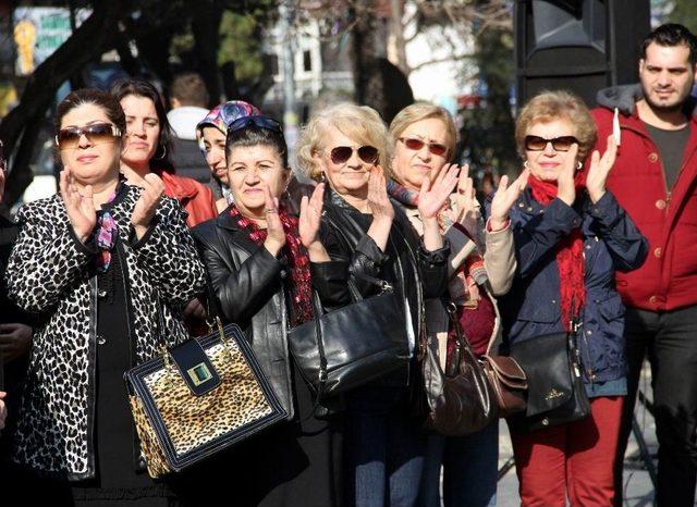 Kadınlar Anıta Çelenk Sundu