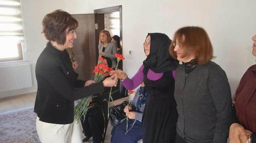 G&uuml;r&uuml;n&rsquo;de Kadınlar G&uuml;n&uuml; Kutlandı