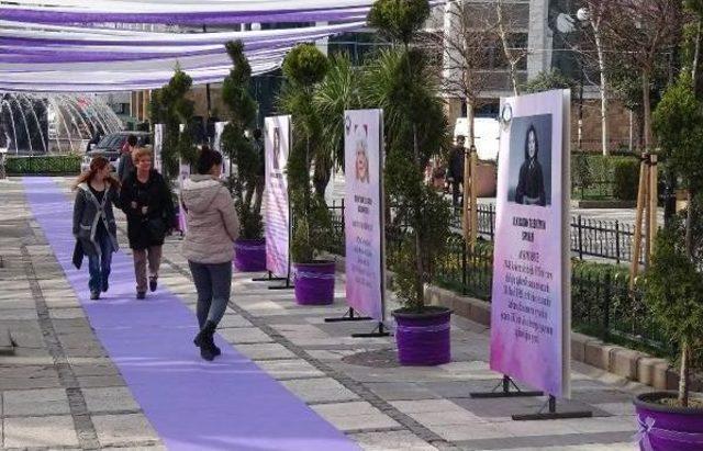 Mor Halı Üzerinde Mesleklerinde Öncü Ilk Kadınlar Sergisi