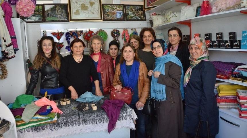 Kadınlar Kendi Yazmalarına Baskı Yaptılar