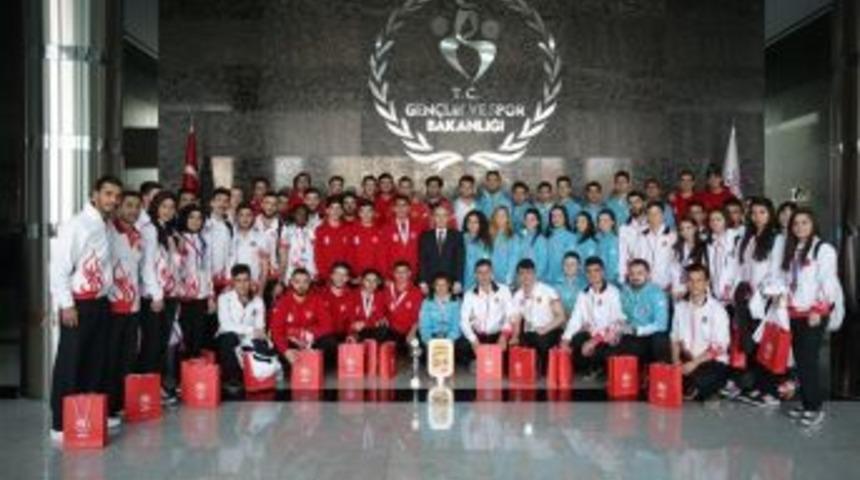 D&uuml;zce Belediyespor Sporcusu Dilara Bozan Bakan Huzurunda