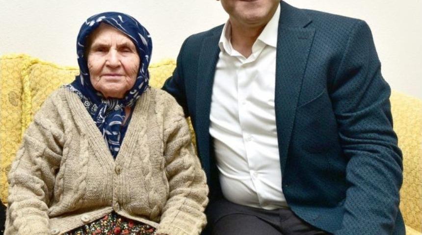 84 Yaşındaki Emine Ninenin D&uuml;nya Kadınlar G&uuml;n&uuml;nde D&uuml;nyası Aydınlandı