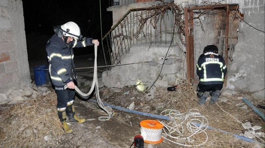 Kuyuya D&uuml;şen Kedi 2 G&uuml;nde Kurtarıldı