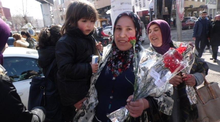 Ak Parti 8 Mart D&uuml;nya Kadınlar G&uuml;n&uuml;&rsquo;nde &Ccedil;i&ccedil;ek Ve Evet Broş&uuml;r&uuml; Dağıttı