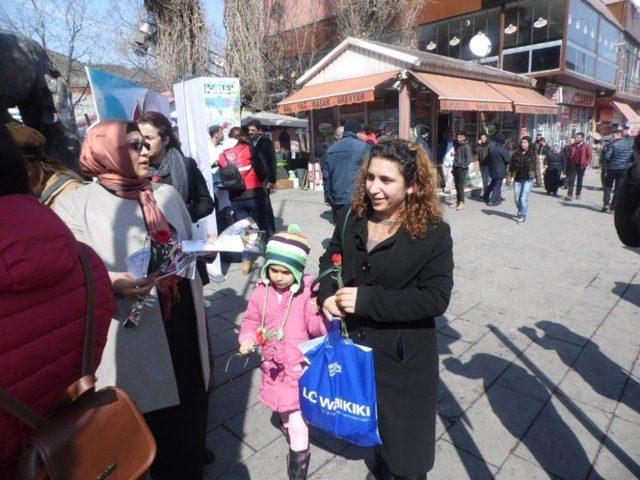 Ak Parti 8 Mart Dünya Kadınlar Günü’nde Çiçek Ve Evet Broşürü Dağıttı