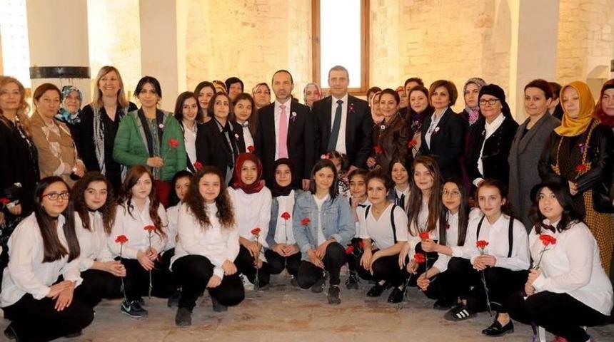 &Uuml;nye&rsquo;de "kadının Resmi" Sergisi