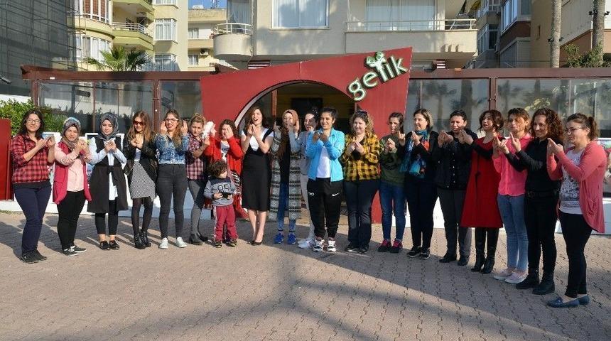 İşitme Engelli Kadınlar Kahvaltıda Buluştu