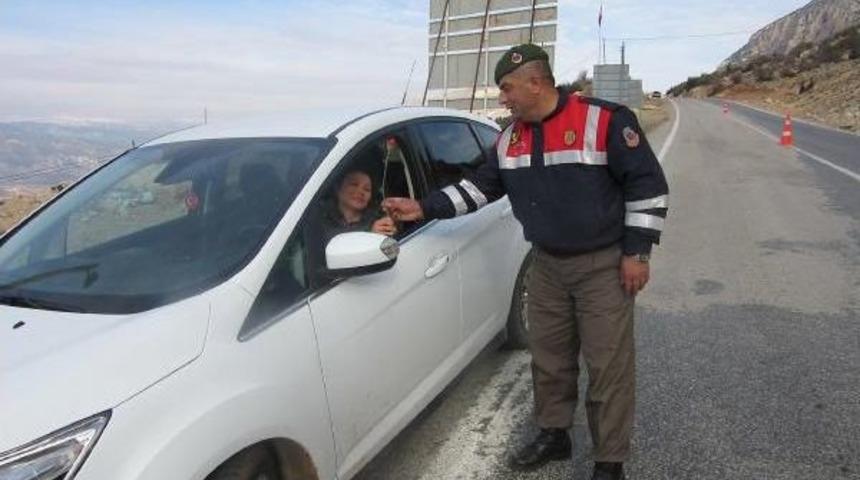 Jandarmadan Kadınlara Karanfil