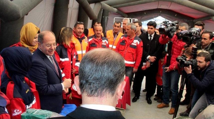 Bakan Akdağ, Kadınlara Kırmızı Karanfil Dağıttı