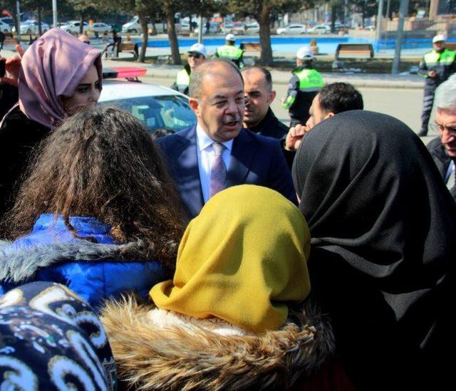 Bakan Akdağ, Kadınlara Kırmızı Karanfil Dağıttı