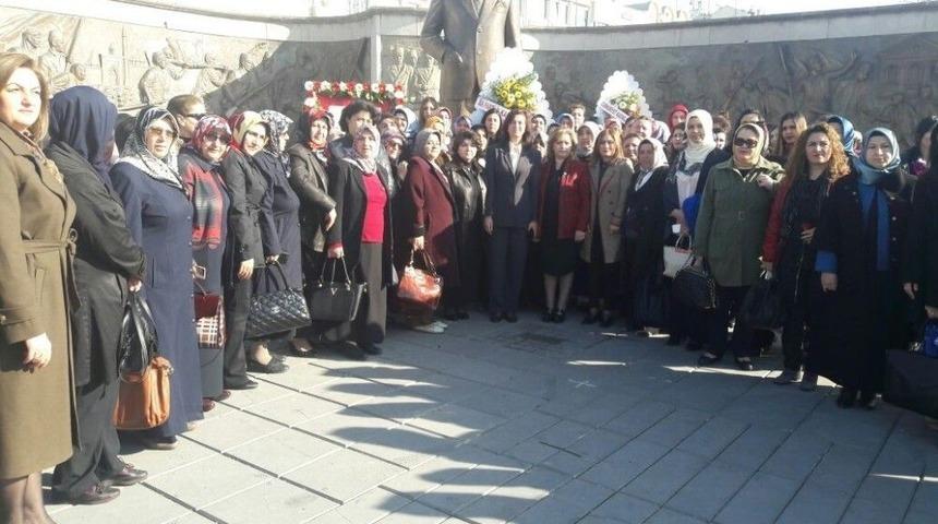 Kadınlar 8 Mart D&uuml;nya Kadınlar G&uuml;n&uuml; Nedeniyle Atat&uuml;rk Anıtı&rsquo;na &Ccedil;elenk Bıraktı