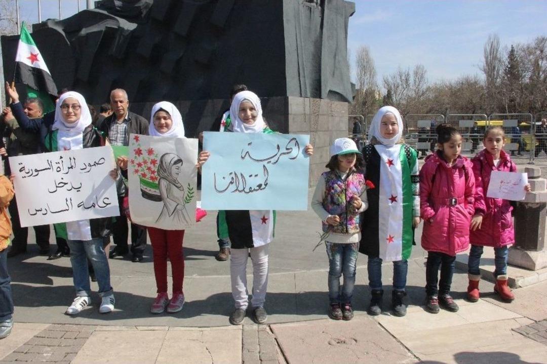 Suriyeli Kadınlar Esad Zulm&uuml;ne Tepki G&ouml;sterdi