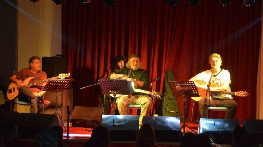 Alternatif Sahne&rsquo;de Zafer Cınbıl, G&uuml;rol Ağırbaş Ve Burhan Şeşen R&uuml;zgarı Esti