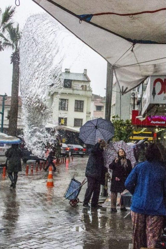 Sağanak Yağış Pazarı Vurdu