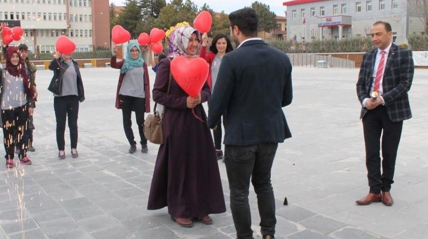 Kadınlar G&uuml;n&uuml;n&uuml; Evlilik Teklifiyle Kutladı