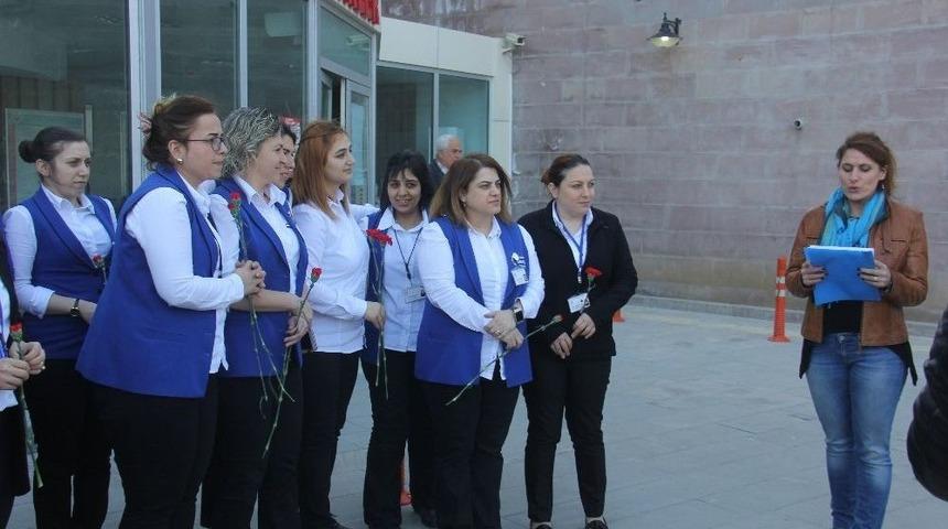 Sağlık &Ccedil;alışanı Kadınlar D&uuml;nya Kadınlar G&uuml;n&uuml; İ&ccedil;in Hastane &Ouml;n&uuml;nde Toplandı
