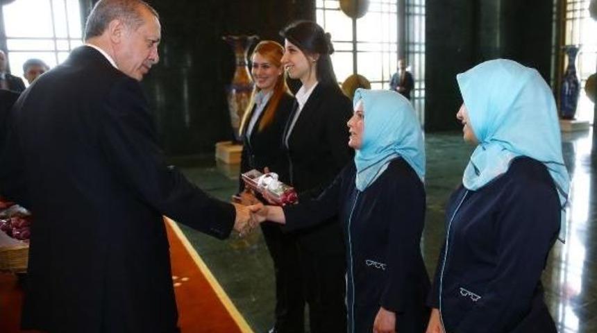 Cumhurbaşkanı Erdoğan'dan Kadın &Ccedil;alışanlara &Ccedil;i&ccedil;ekli Kutlama