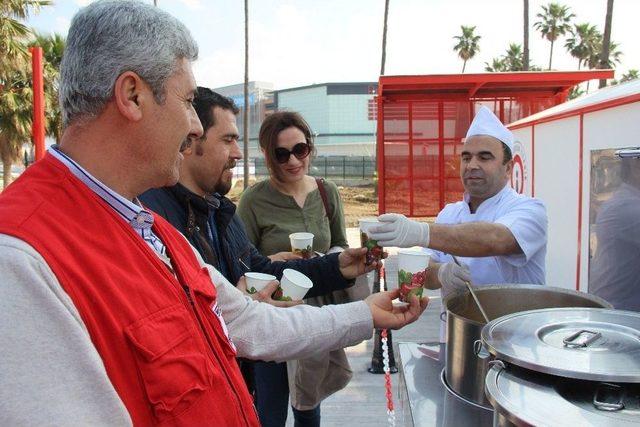 Türk Kızılayı İskenderun Şubesi’nden Üniversite Öğrencilerine Sıcak Çorba İkramı