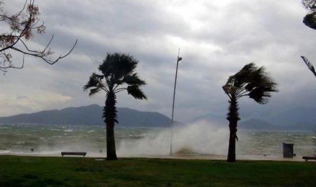 Marmaris'te Fırtına Etkili Oldu