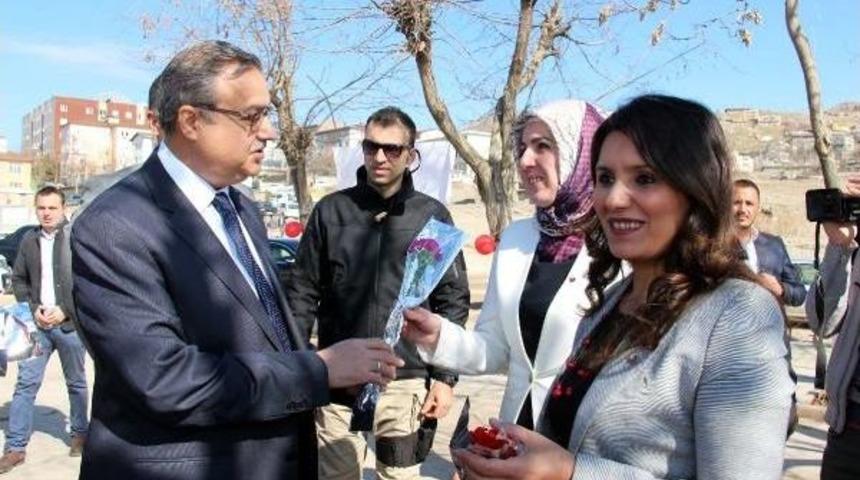 Şırnak Valisi Su, Kadınlara Karanfil Verdi