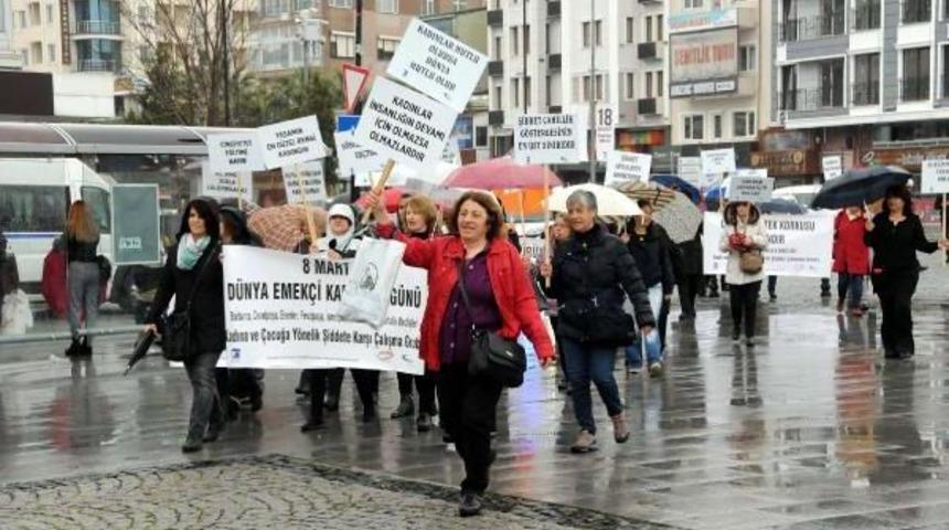 &Ccedil;anakkaleli Kadınlardan Yağmur Altında Tiyatrolu Kutlama