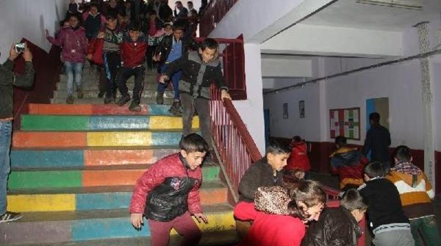 Başkale Yibo'da Ger&ccedil;eği Aratmayan Yangın Ve Deprem Tatbikatı
