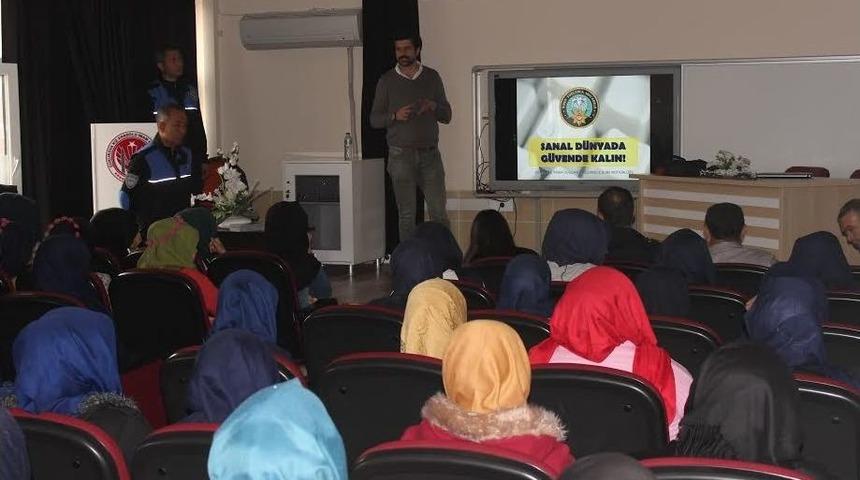 &Ouml;ğrencilere G&uuml;venli İnternet Ve Sosyal Medya Kullanımı Semineri Verildi
