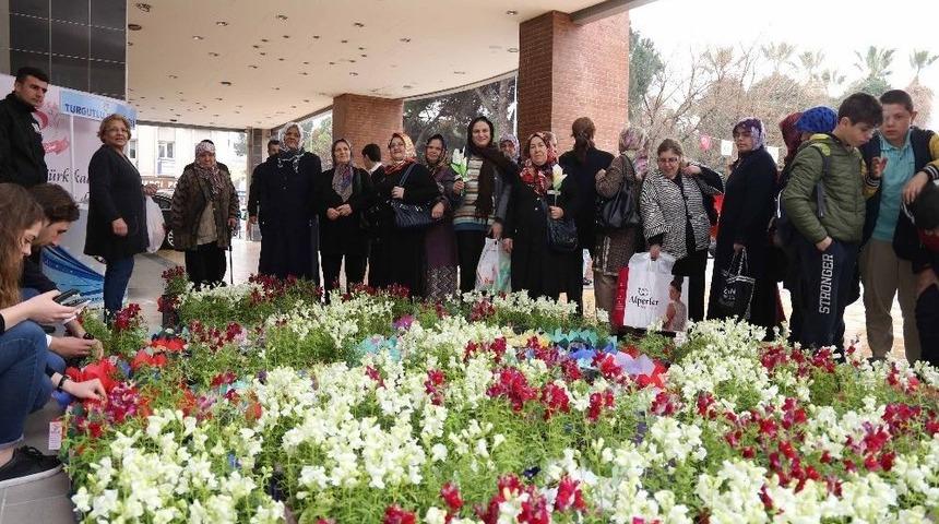 Başkan Şirin&rsquo;den Kadınlara &Ccedil;i&ccedil;ek Jesti