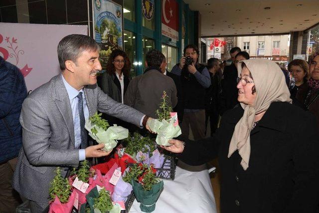 Başkan Şirin’den Kadınlara Çiçek Jesti