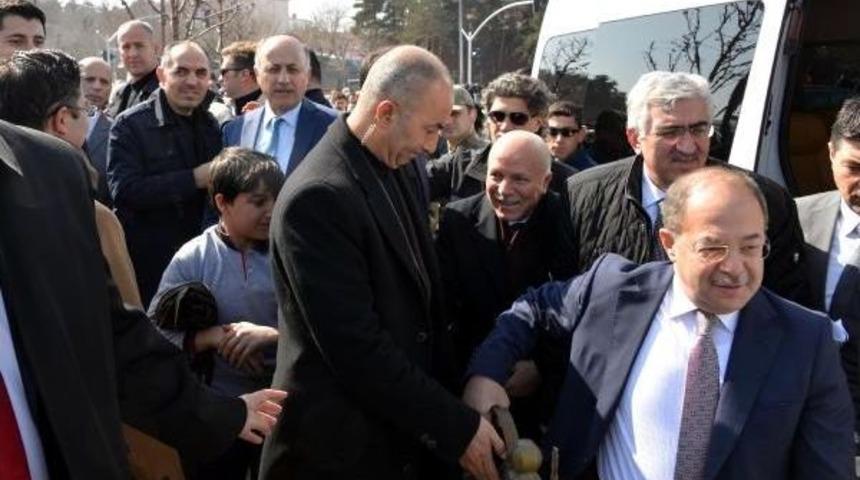 Bakan Akdağ Protokol&uuml; Bekletip, Kadınlara Karanfil Verdi