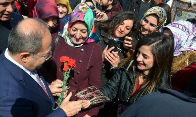 Bakan Akdağ Protokolü Bekletip, Kadınlara Karanfil Verdi