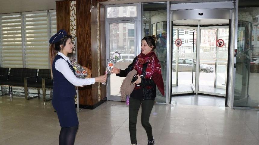 Kadınlara Karanfil Dağıtılarak G&uuml;nleri Kutlandı