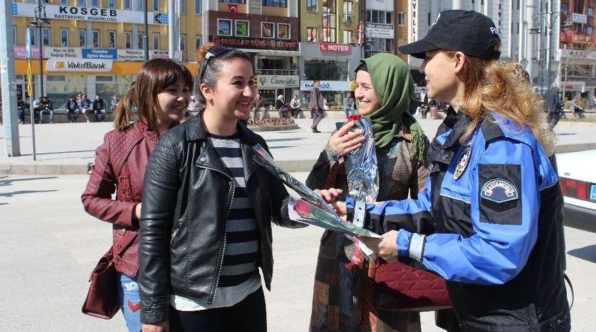 Polis, Kadınlar G&uuml;n&uuml;n&uuml; Kutladı