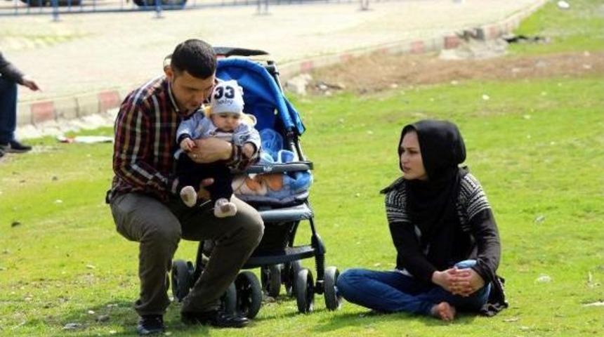 Batman'da Kadınlar Halay &Ccedil;ekti, Eşleri &Ccedil;ocuk Baktı