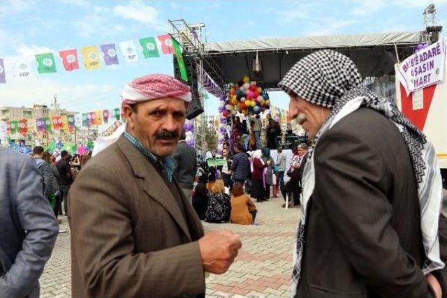 Batman'da Kadınlar Halay Çekti, Eşleri Çocuk Baktı