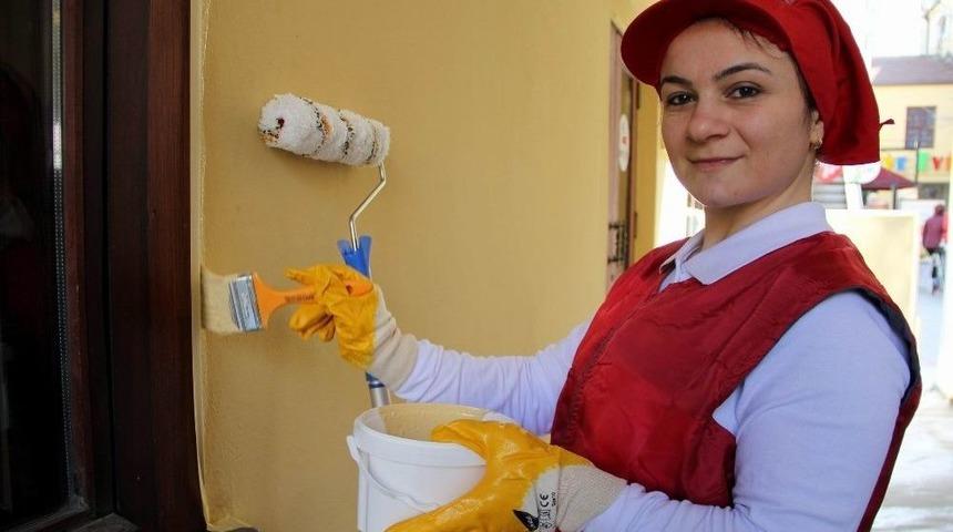 Kadınlar Kendi G&uuml;nlerinde Duvar Boyadı