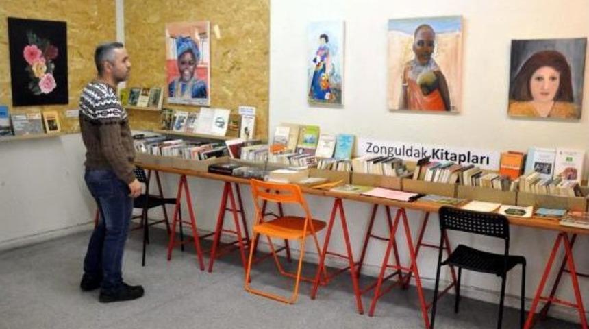 84 Yaşında Ilk Resim Sergisini A&ccedil;tı