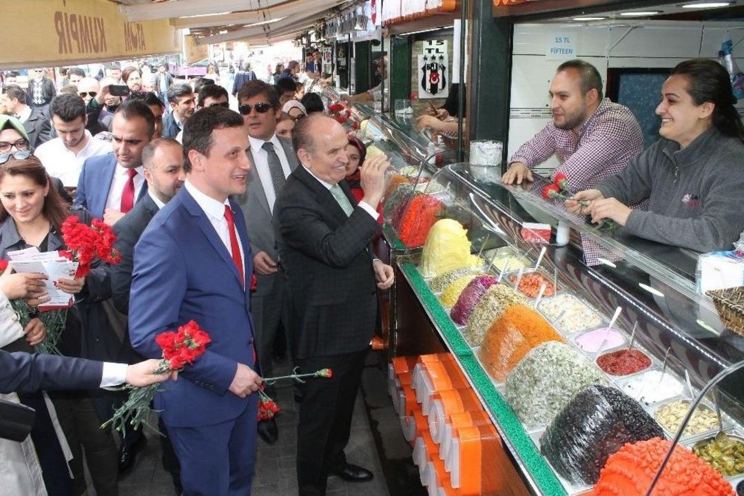 Başkan Kadir Topbaş, Kadınlara Karanfil Hediye Etti