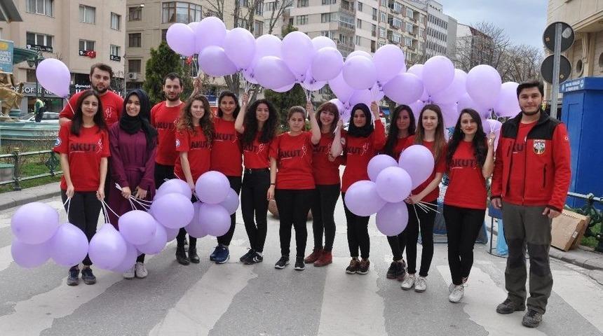 Osmangazi &Uuml;niversitesi Akut &Ouml;ğrenci Topluluğu Kadınlara Balon Dağıttı