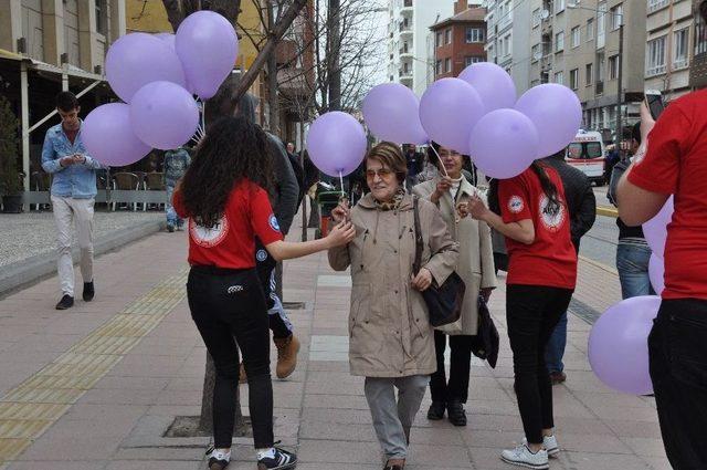 Osmangazi Üniversitesi Akut Öğrenci Topluluğu Kadınlara Balon Dağıttı