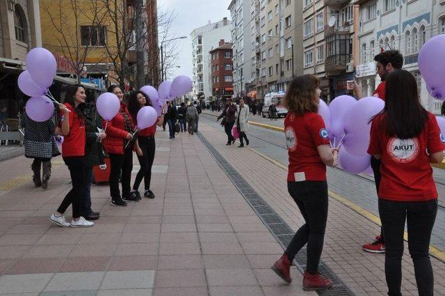 Osmangazi Üniversitesi Akut Öğrenci Topluluğu Kadınlara Balon Dağıttı