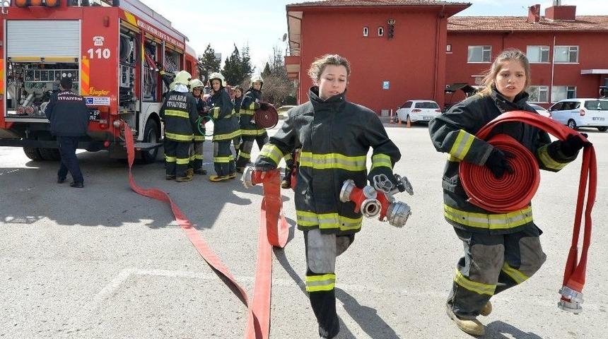 İtfaiyecilik Lisesi Kız &Ouml;ğrencilerinin Kadınlar G&uuml;n&uuml; Kutlaması