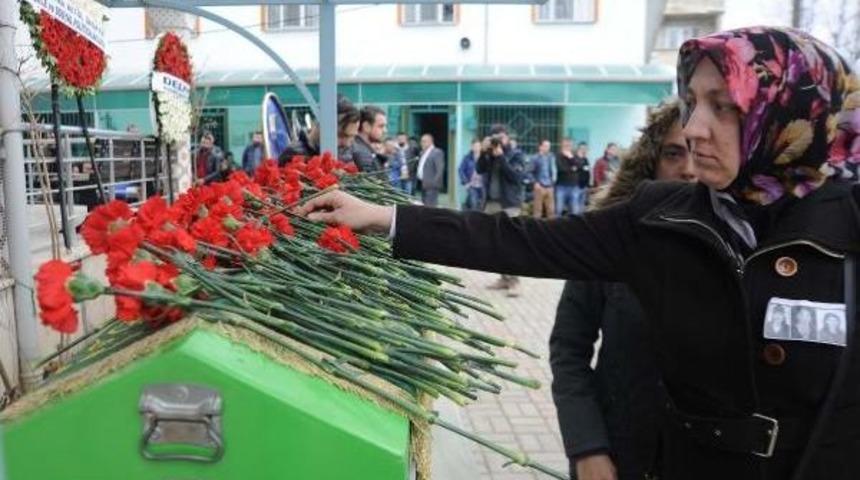 Kaza Kurbanı Kadınlara, Kadınlar G&uuml;n&uuml;'nde G&ouml;zyaşlarıyla Uğurlama (3)