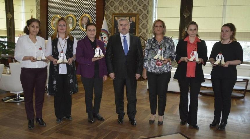 Başkan Baran’dan Kadın Personele Jest